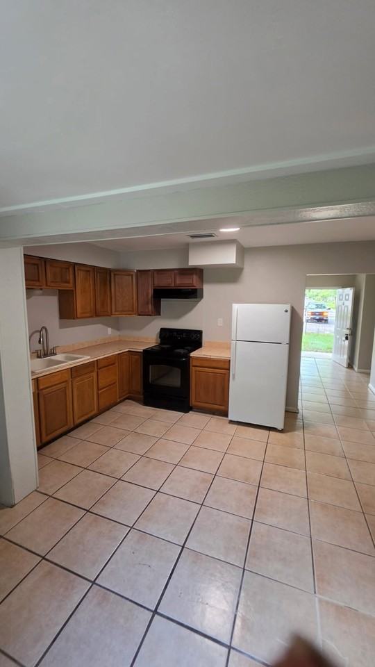 217 Beale St - Photo 2 of 7