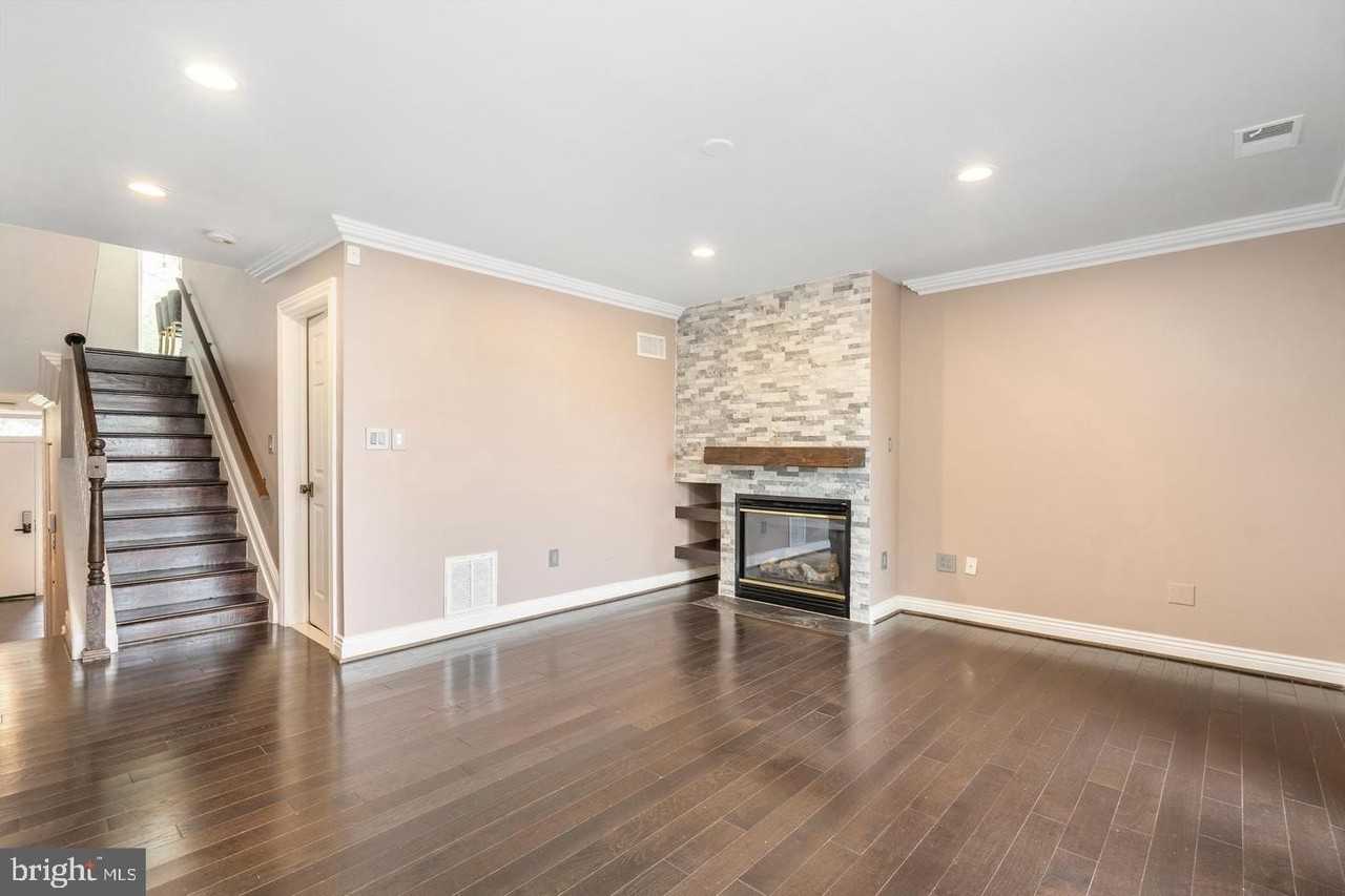 2419 Boston St - Photo 5 of 38