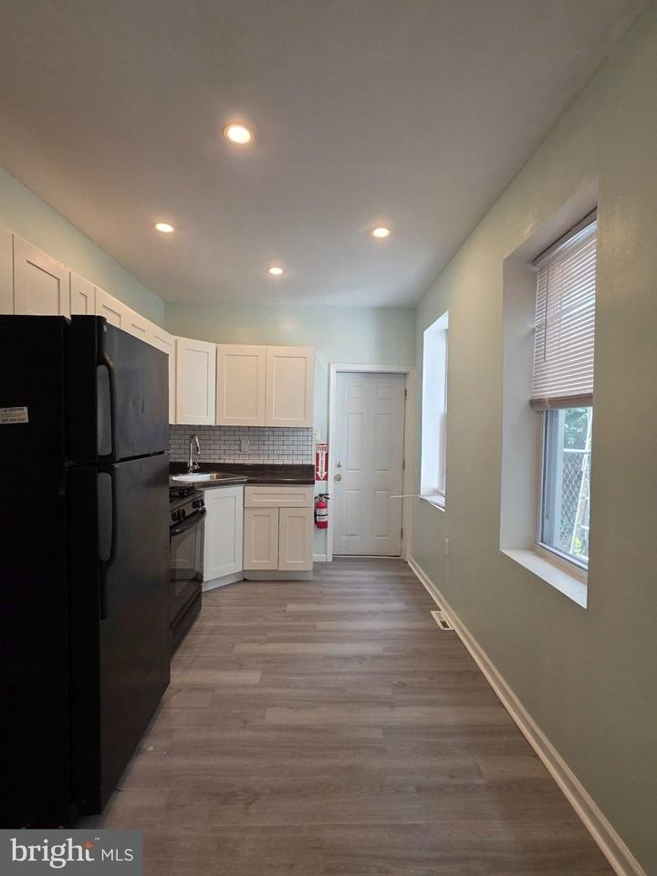 1864 N Uber St - Photo 5 of 29