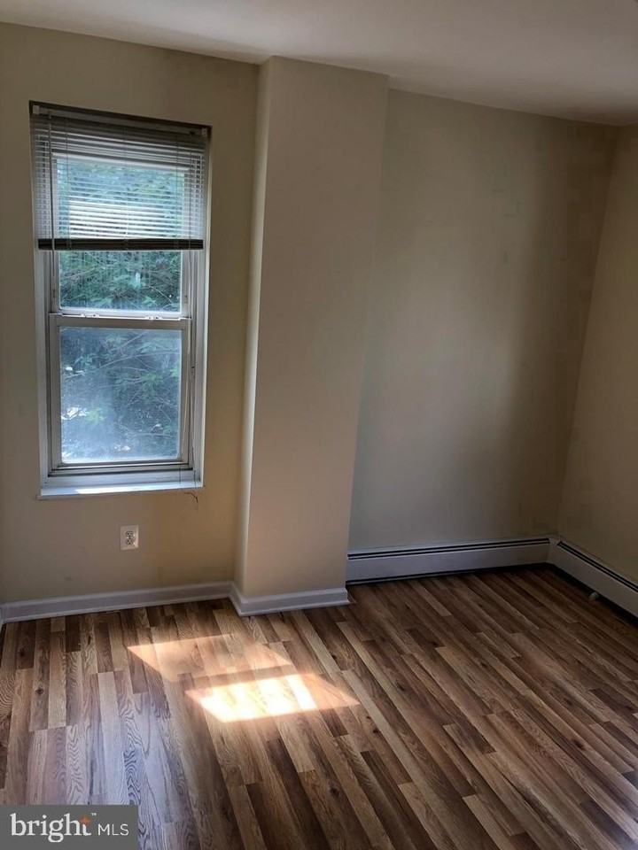247 Green Ln - Photo 7 of 19