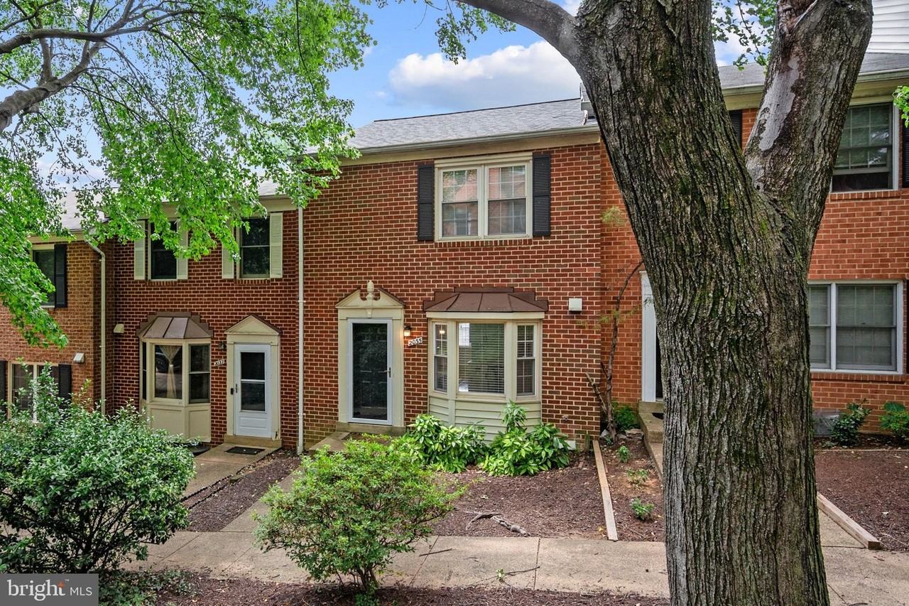 2035 S Glebe Rd - Photo 2 of 50