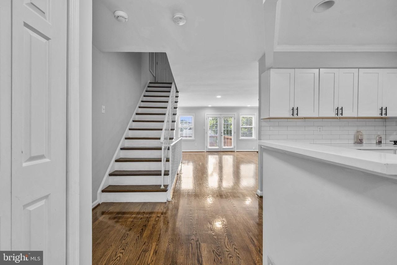 2035 S Glebe Rd - Photo 3 of 50