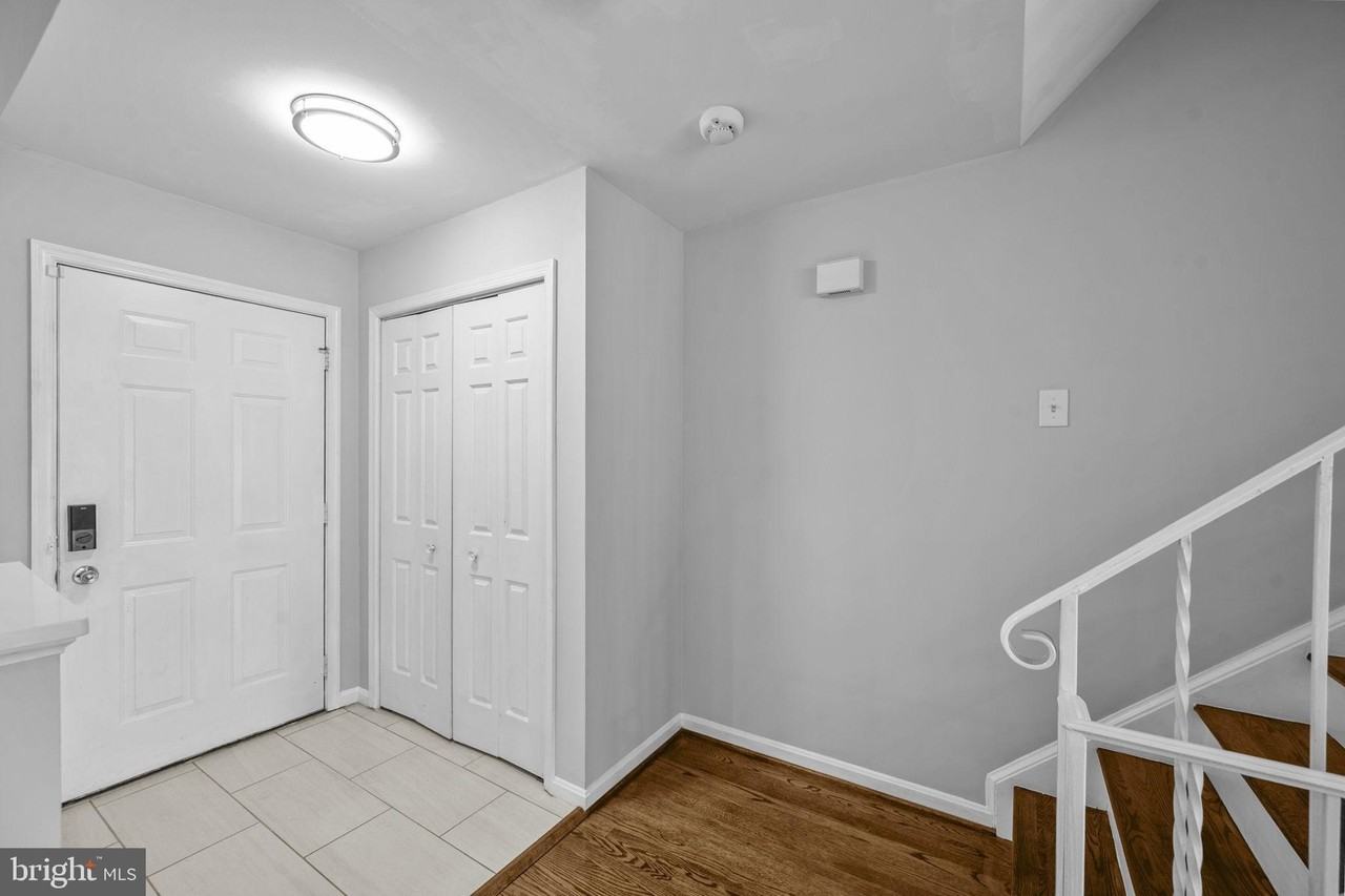 2035 S Glebe Rd - Photo 4 of 50