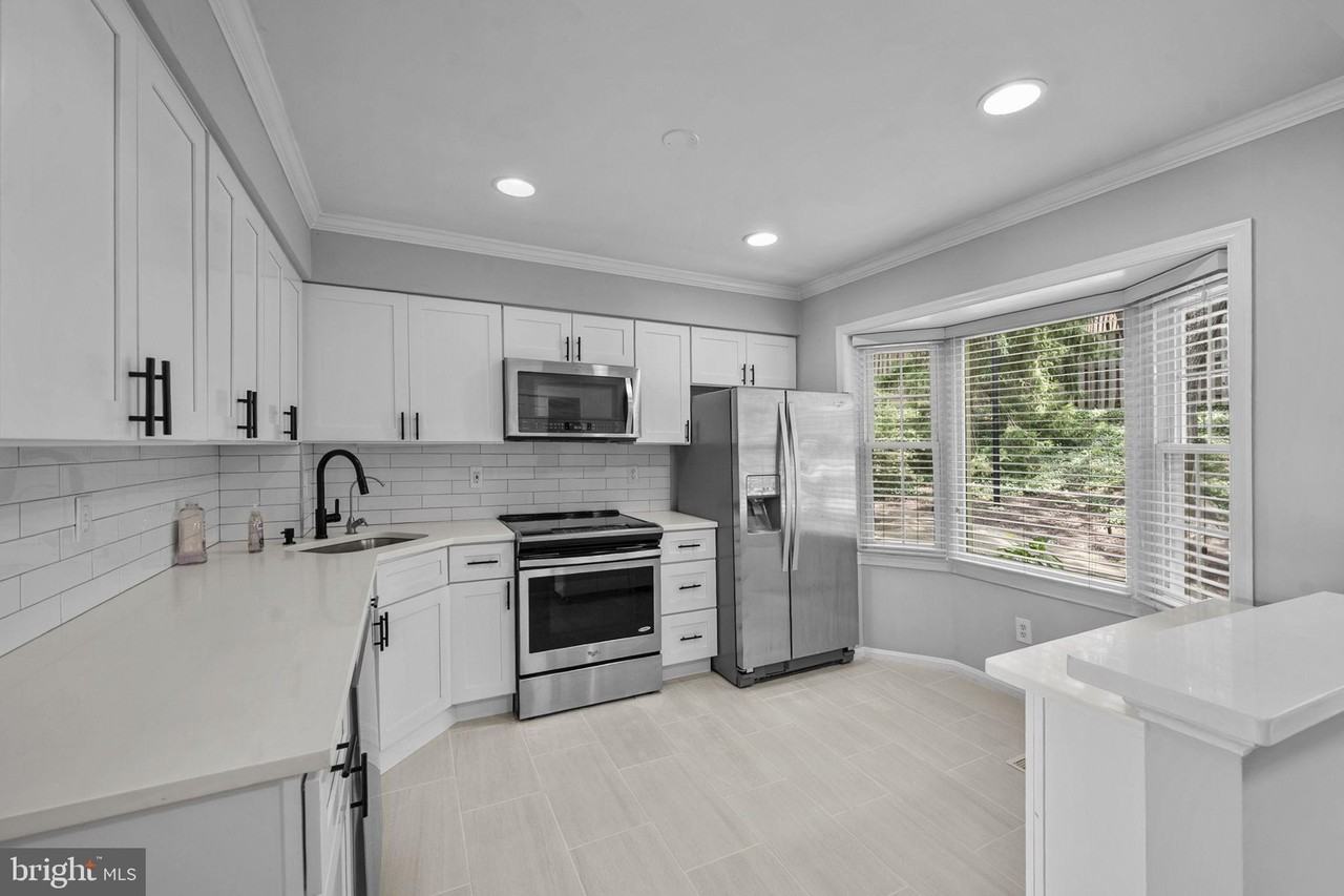 2035 S Glebe Rd - Photo 5 of 50
