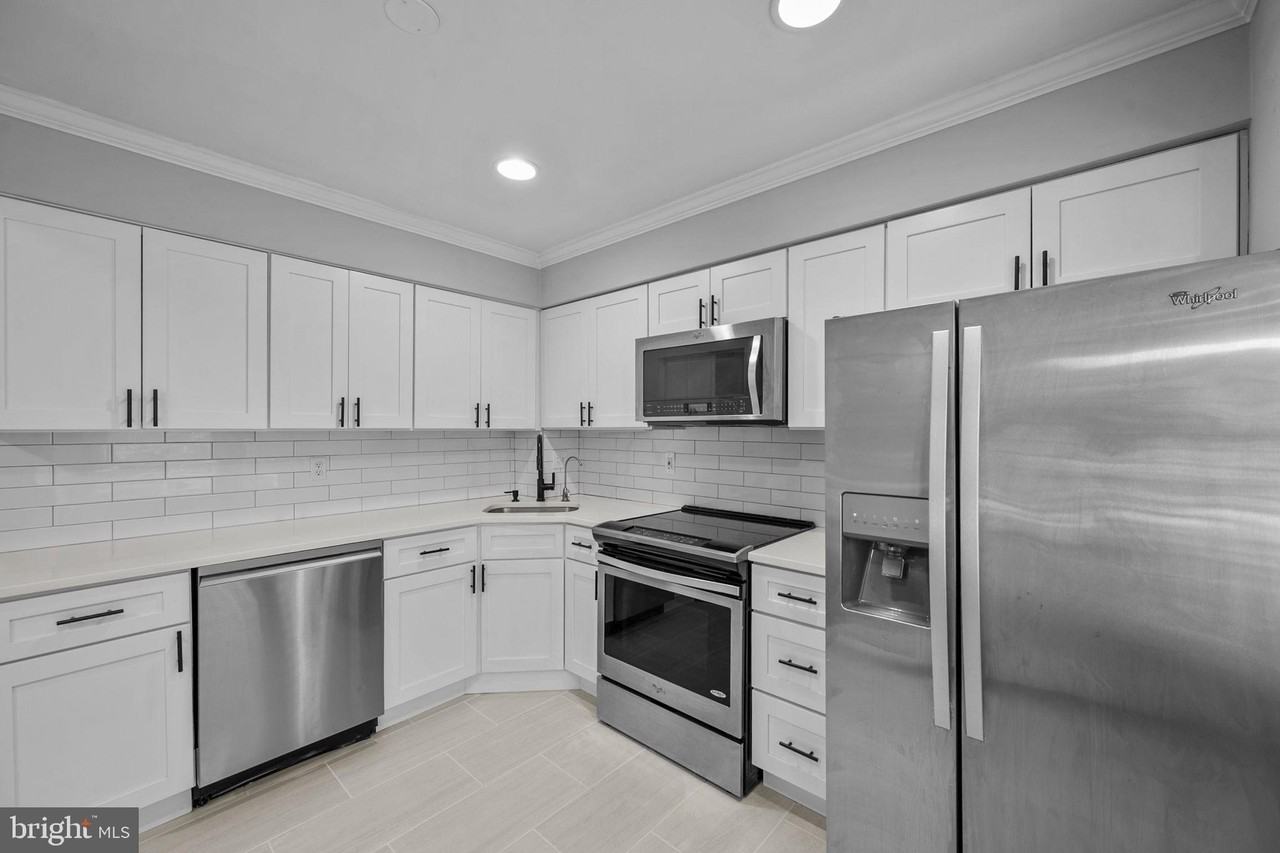 2035 S Glebe Rd - Photo 7 of 50