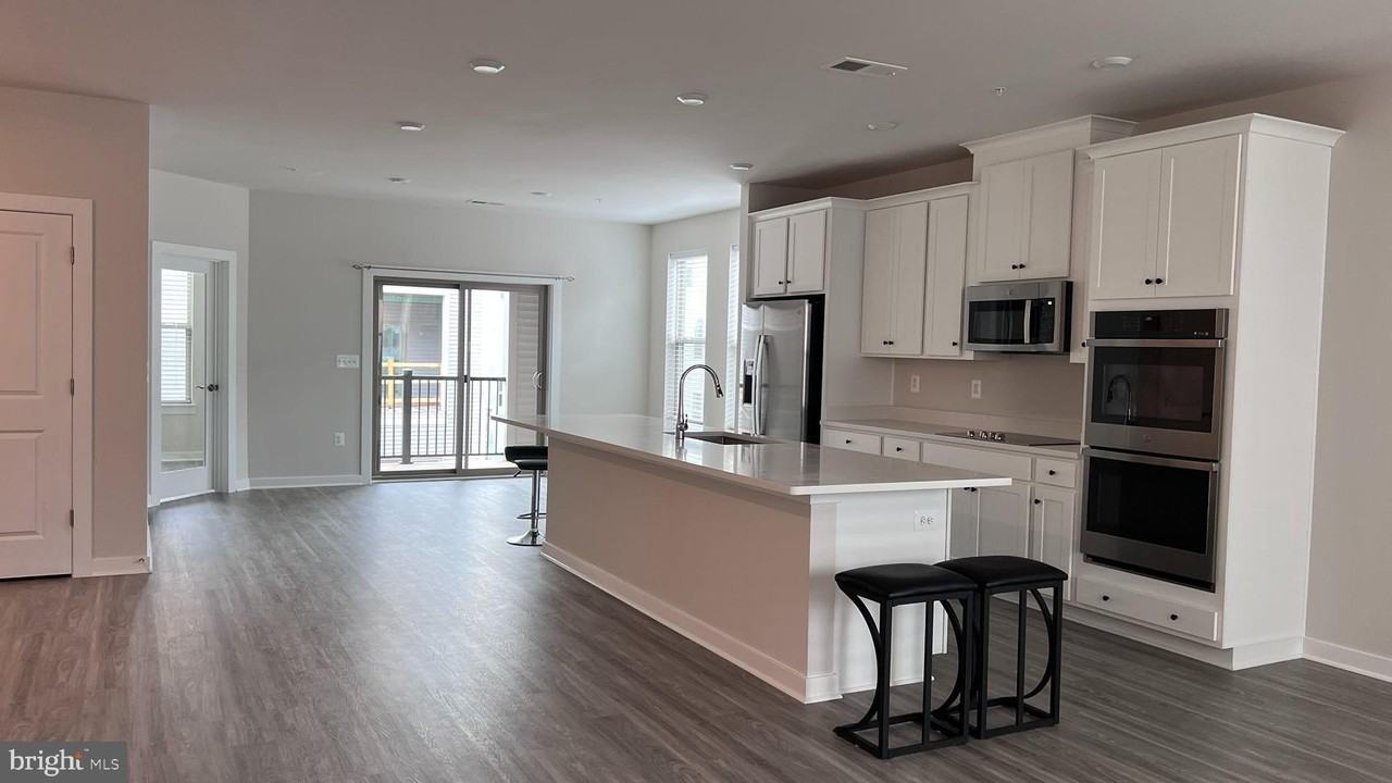 2433 Silver Line Aly - Photo 2 of 18