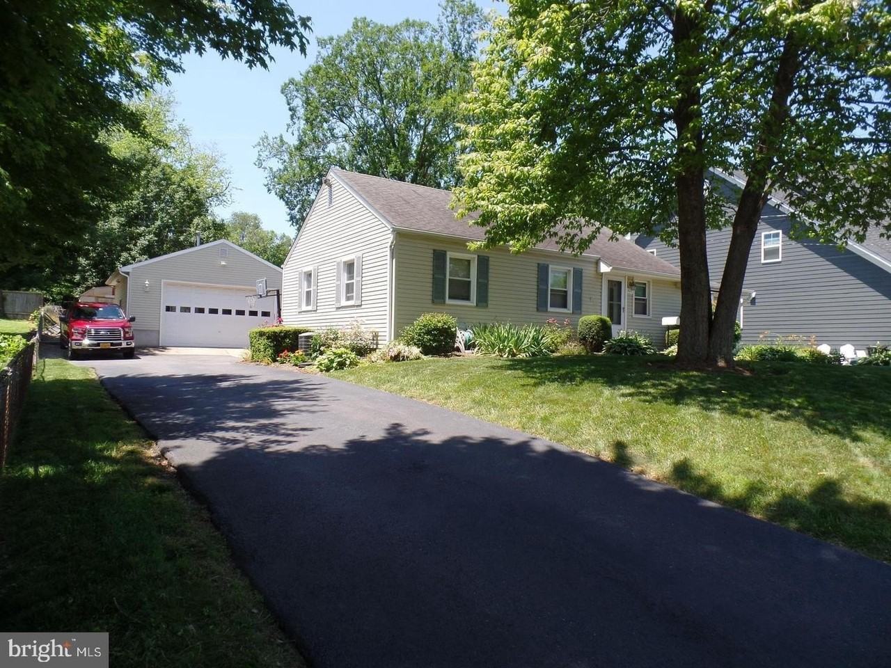 1820 Pimmit Dr - Photo 3 of 12