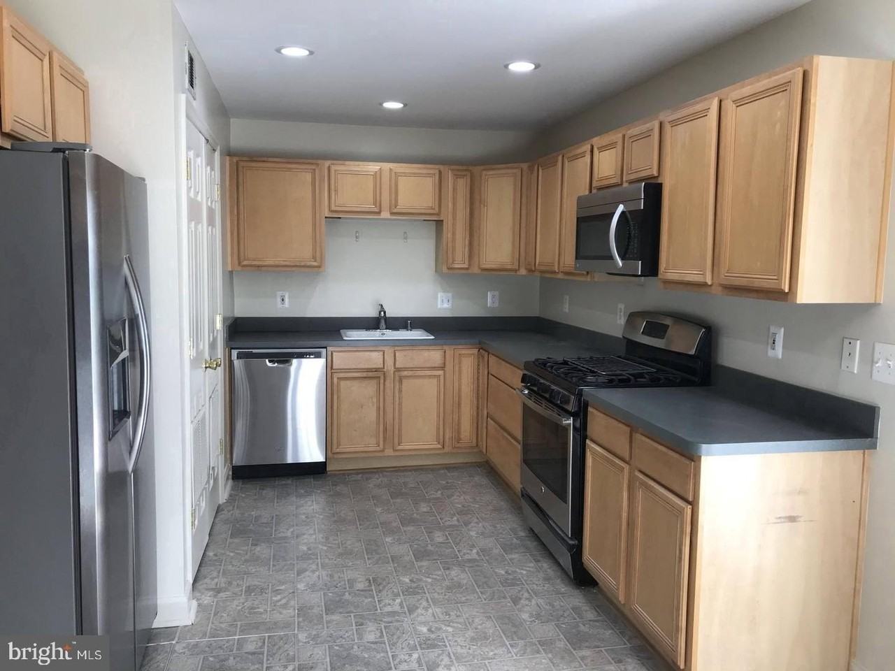 1820 Pimmit Dr - Photo 4 of 12