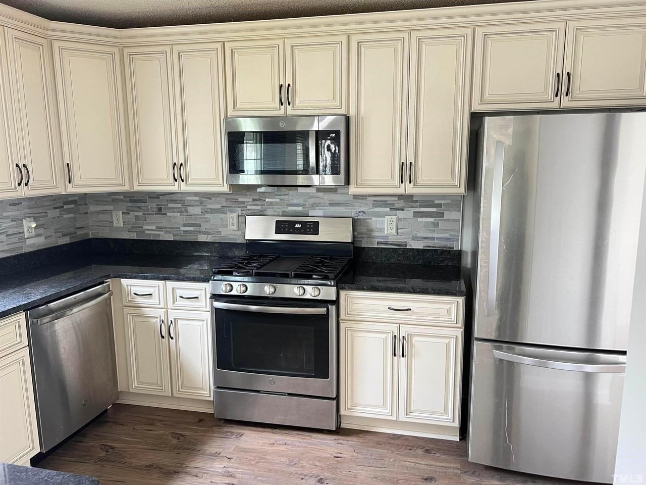 5013 Marathon Ln - Photo 5 of 48