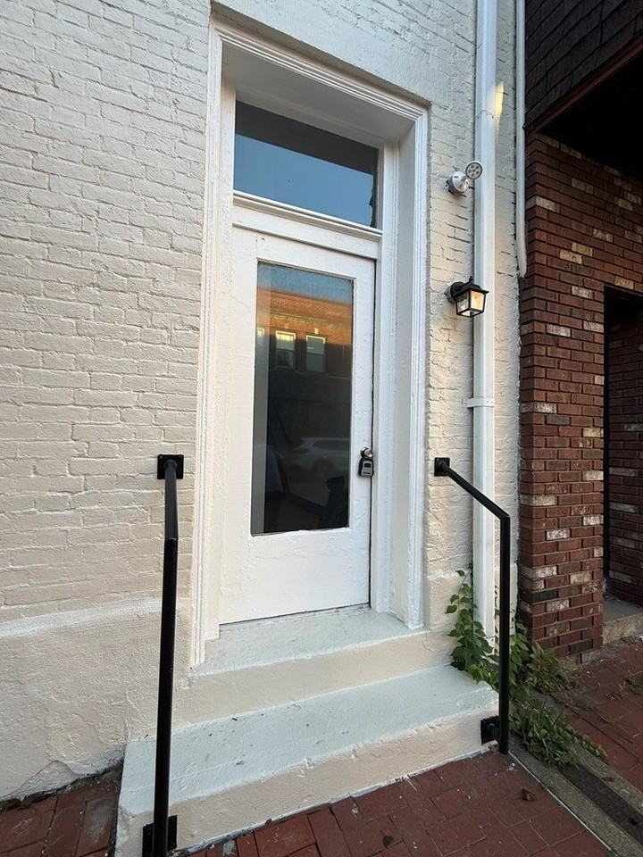 701 Charles St Apt B - Photo 2 of 9