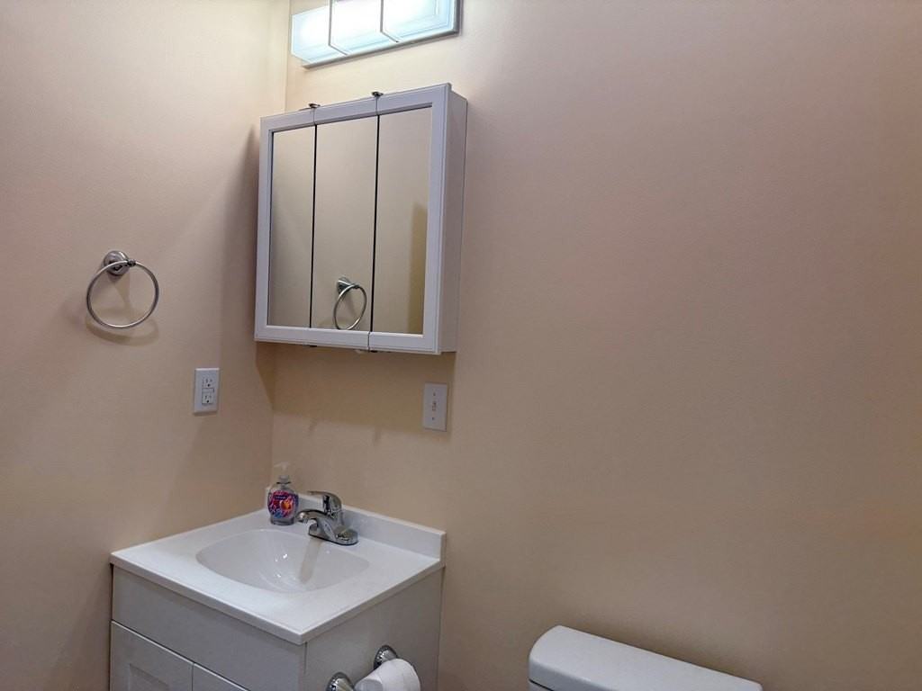701 Charles St Apt B - Photo 7 of 14