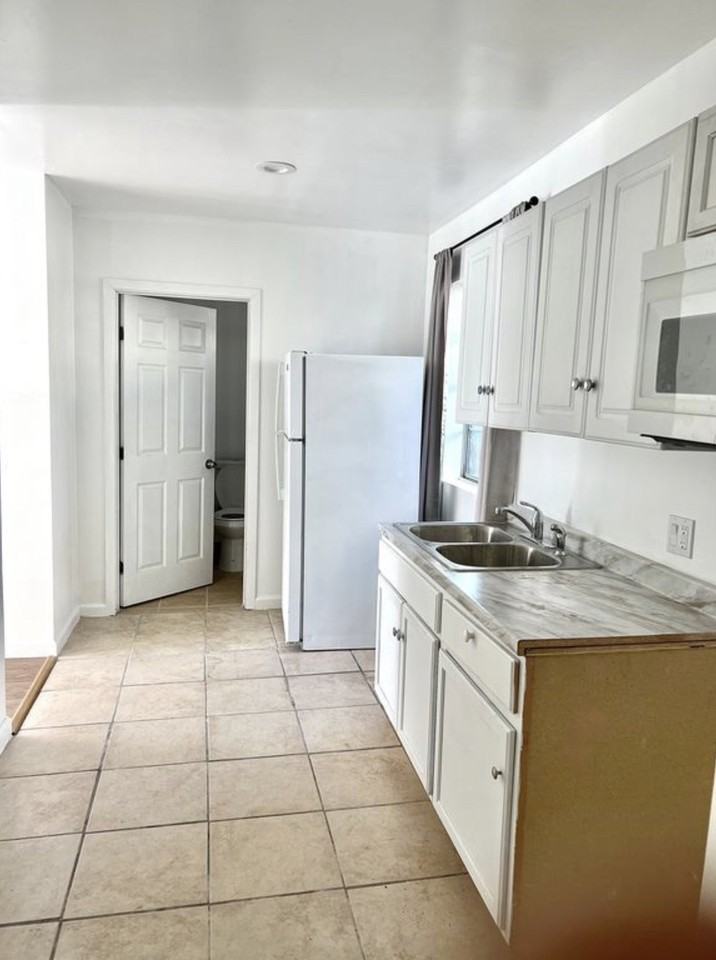 3319 W 63rd St - Photo 2 of 7