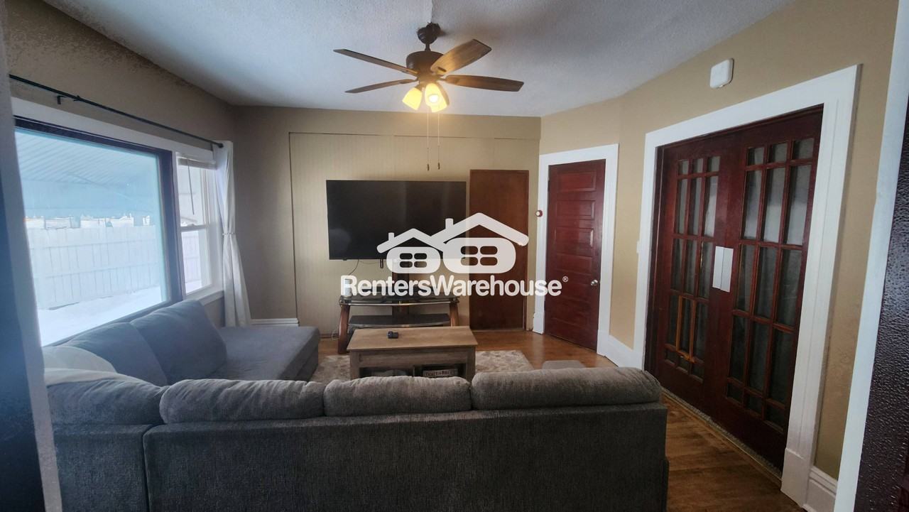 912 4th St NE Main level - Photo 5 of 14