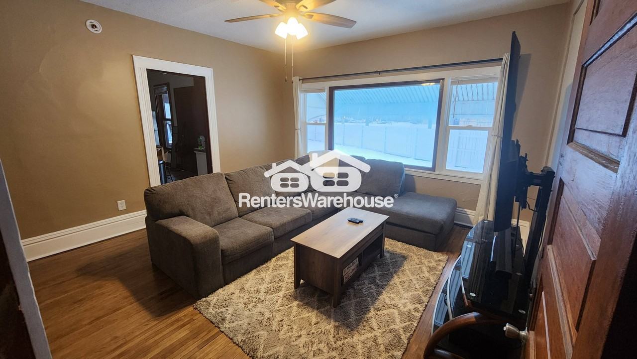 912 4th St NE Main level - Photo 6 of 14