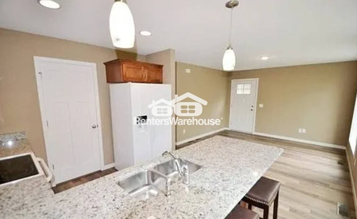 1305 Flag Ave N Unit 2 #LOW - Photo 2 of 32