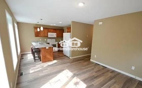 1305 Flag Ave N Unit 2 #LOW - Photo 4 of 32