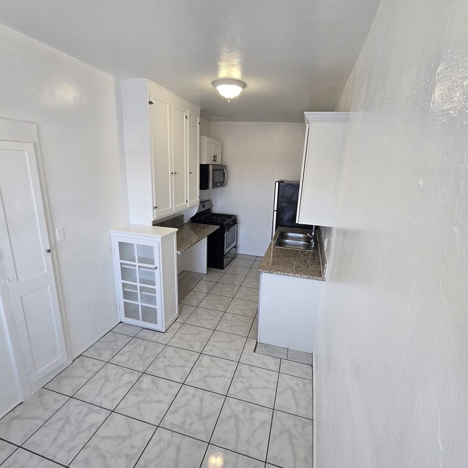 1848 North Gramercy Place #404 - Photo 5 of 6