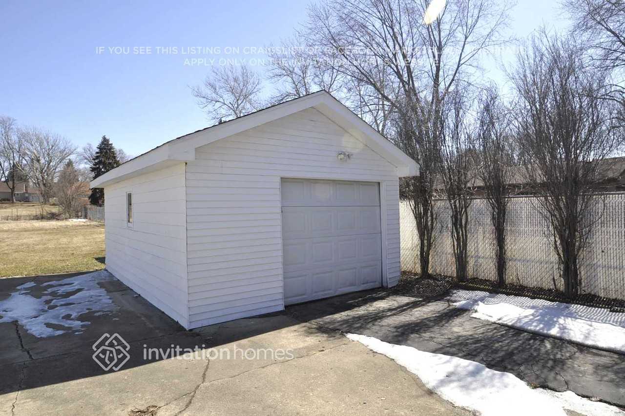 1227 S Lawler Ave - Photo 4 of 5