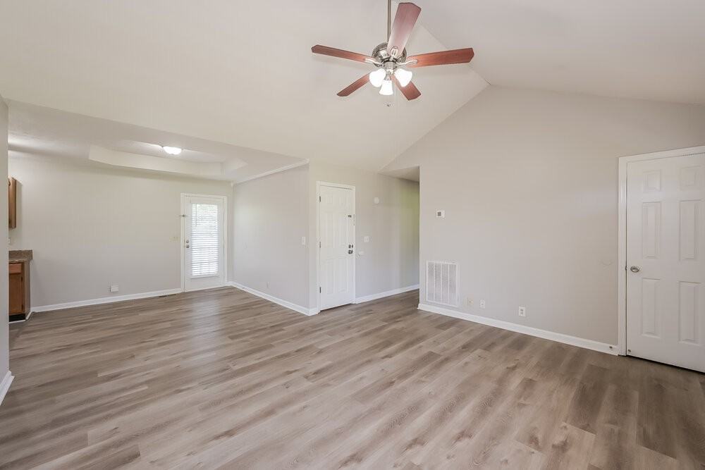 121 Lee Ct - Photo 5 of 17