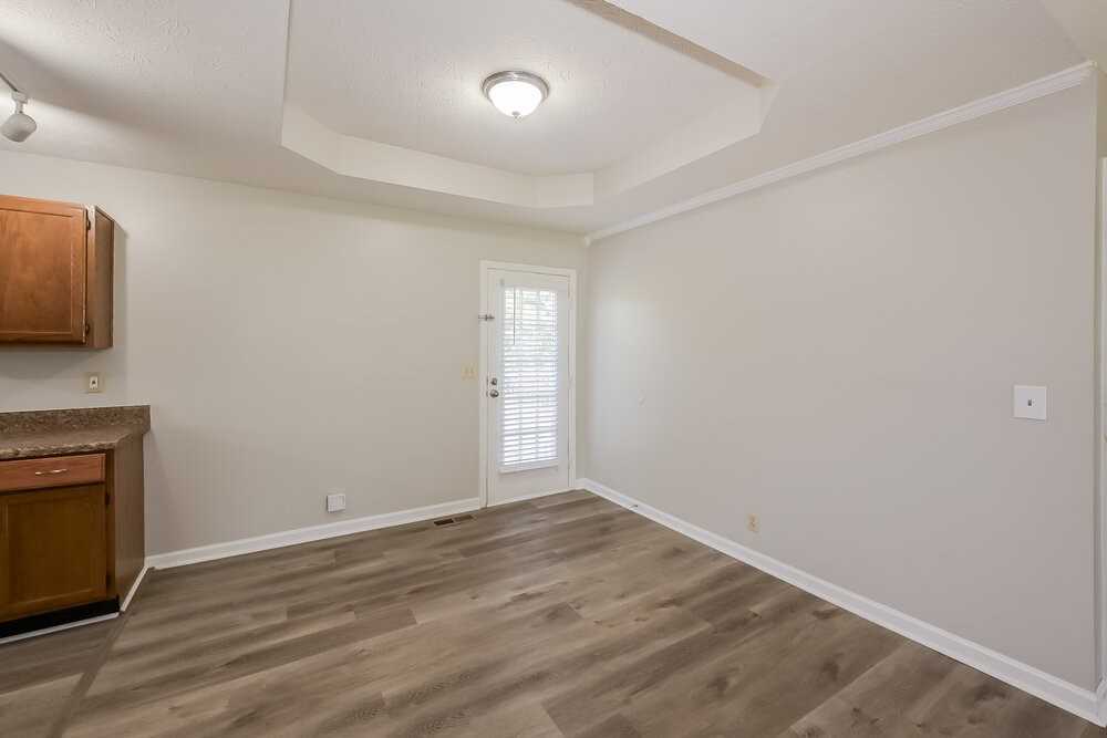 121 Lee Ct - Photo 6 of 17