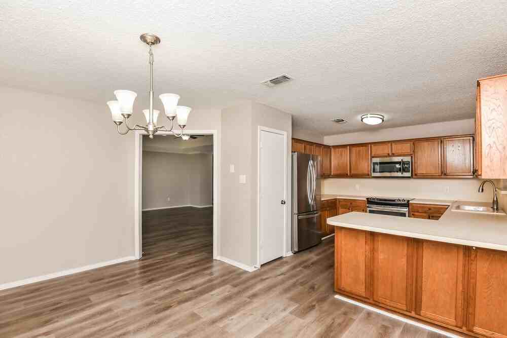 125 Camelot Dr - Photo 7 of 19