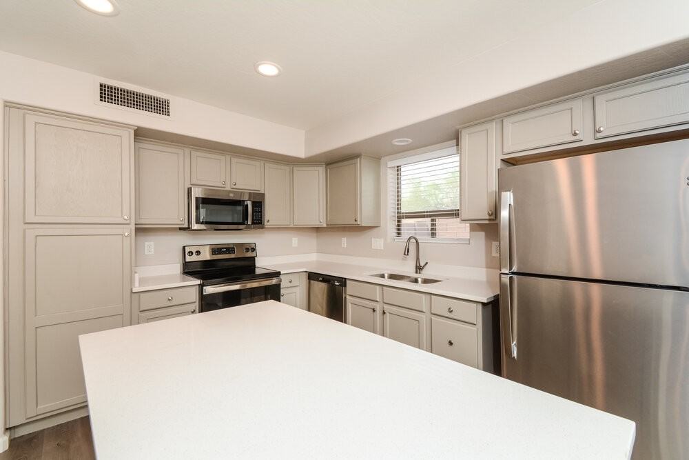 5648 W Southgate Ave - Photo 7 of 17