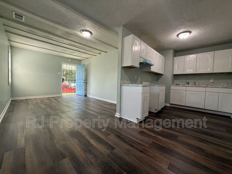 332 Flynn Rd - Photo 3 of 10