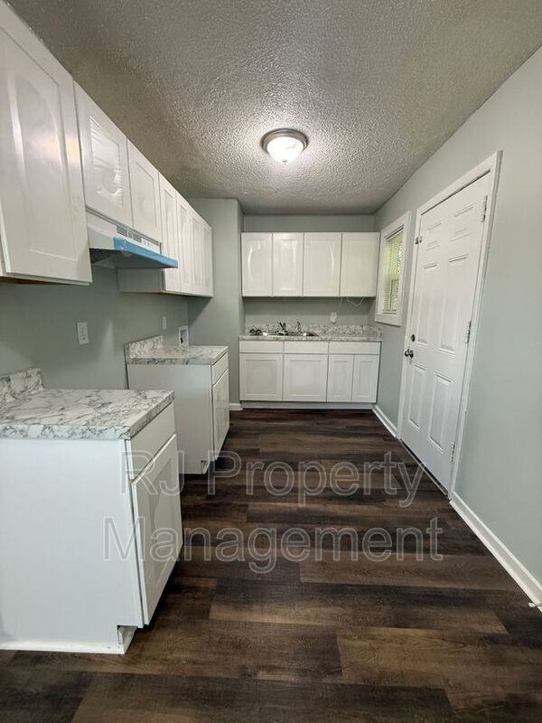 332 Flynn Rd - Photo 4 of 10