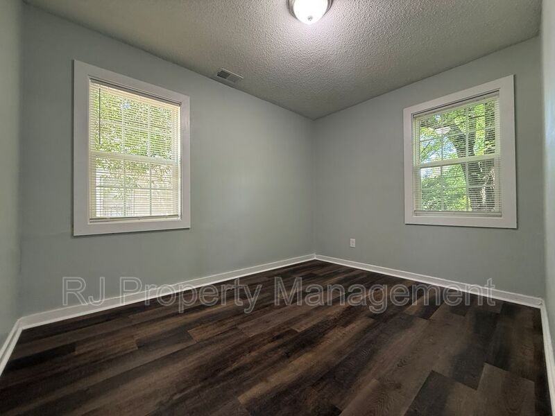 332 Flynn Rd - Photo 7 of 10