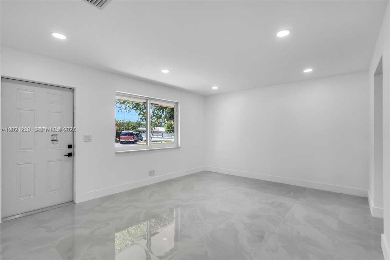 821 Southwest 7th Avenue #2 - Photo 5 of 10