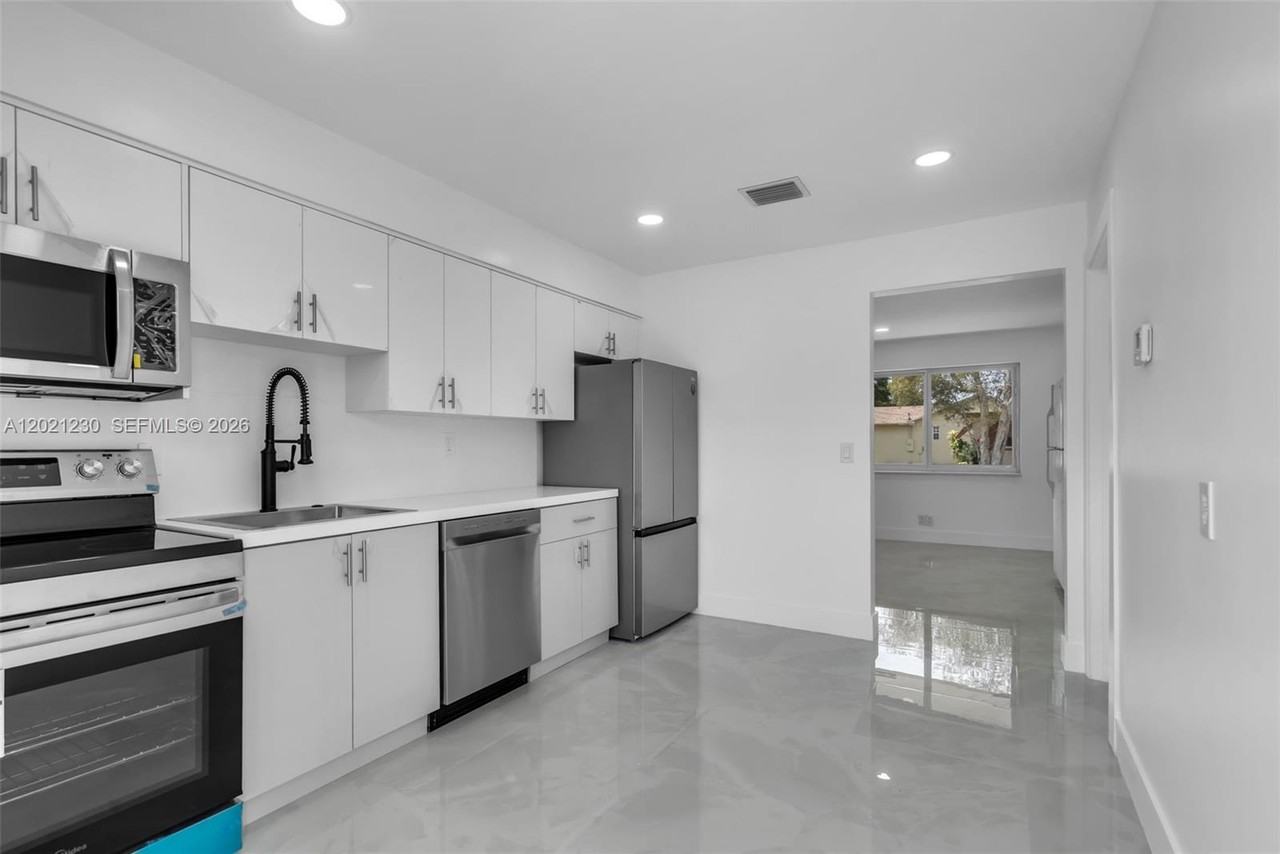 821 Southwest 7th Avenue #2 - Photo 3 of 10