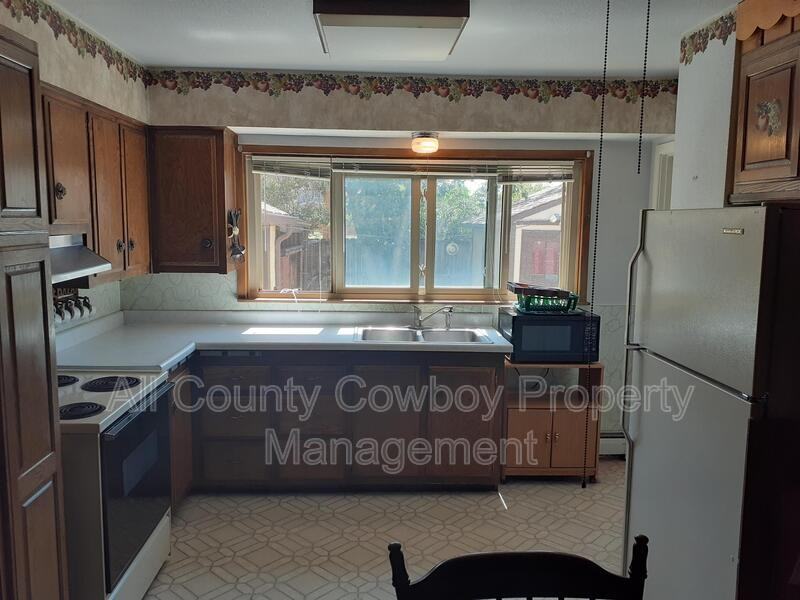 1020 S 11th St - Photo 2 of 11