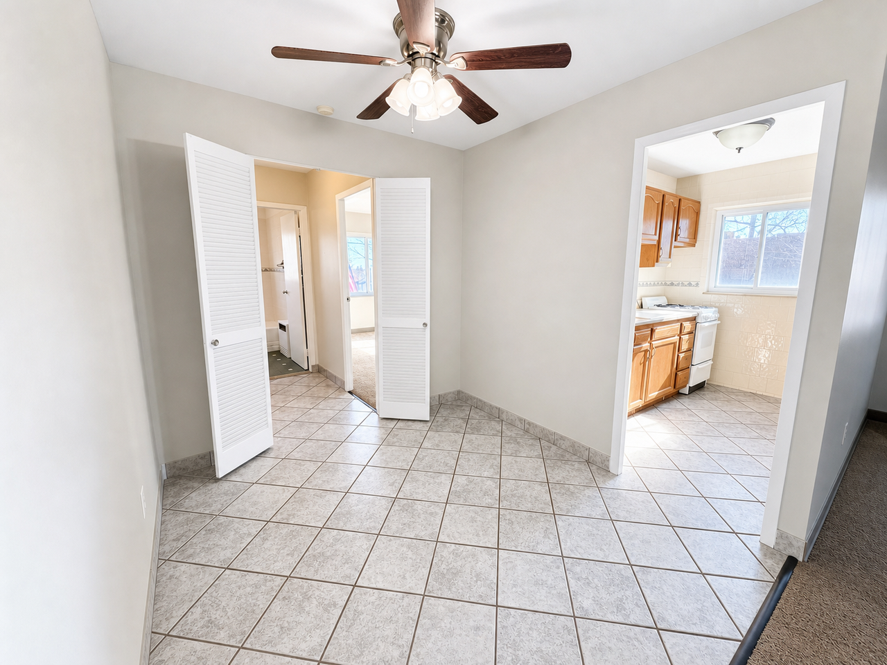 SAVOY APTS -- 058 - Photo 3 of 7