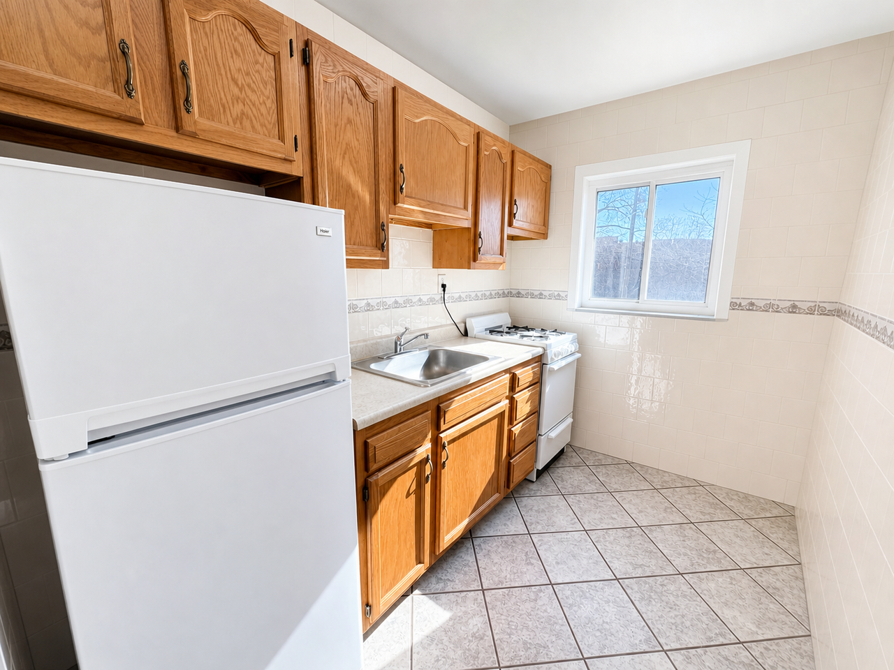 SAVOY APTS -- 058 - Photo 5 of 7