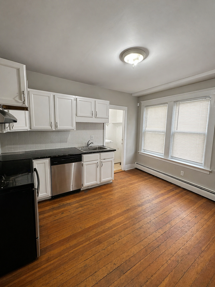 37 Pembroke Ave #2 - Photo 3 of 9