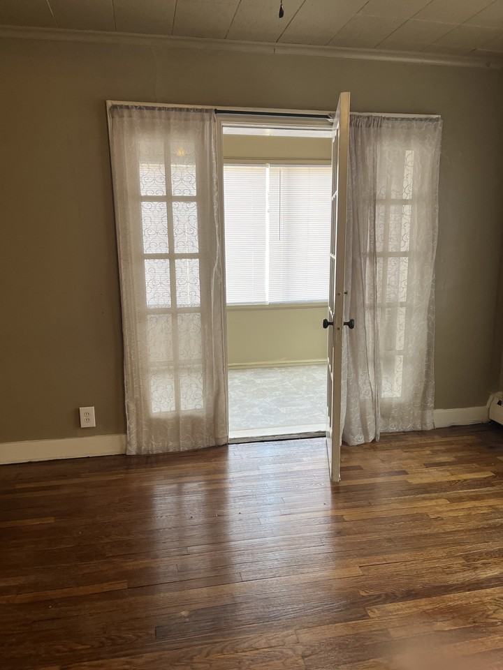 915 Southwest Tyler Street - Photo 2 of 10