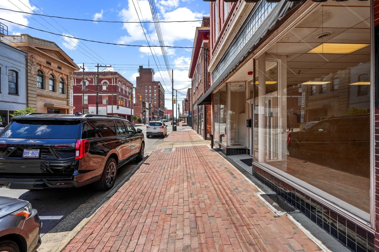 205 East Walnut Street - Photo 5 of 20