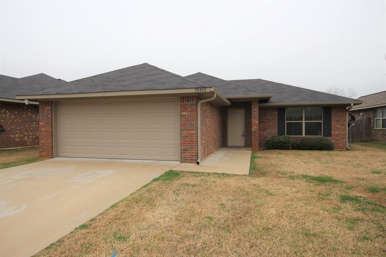 19401 King Ranch Dr - Photo 2 of 31