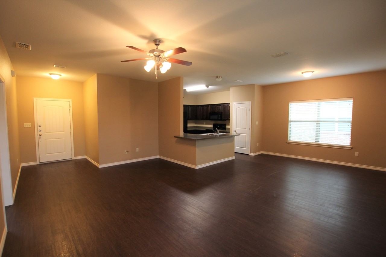 19401 King Ranch Dr - Photo 4 of 31