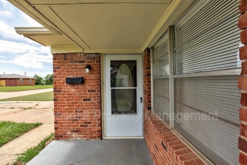 3009 Se 20th St - Photo 3 of 32