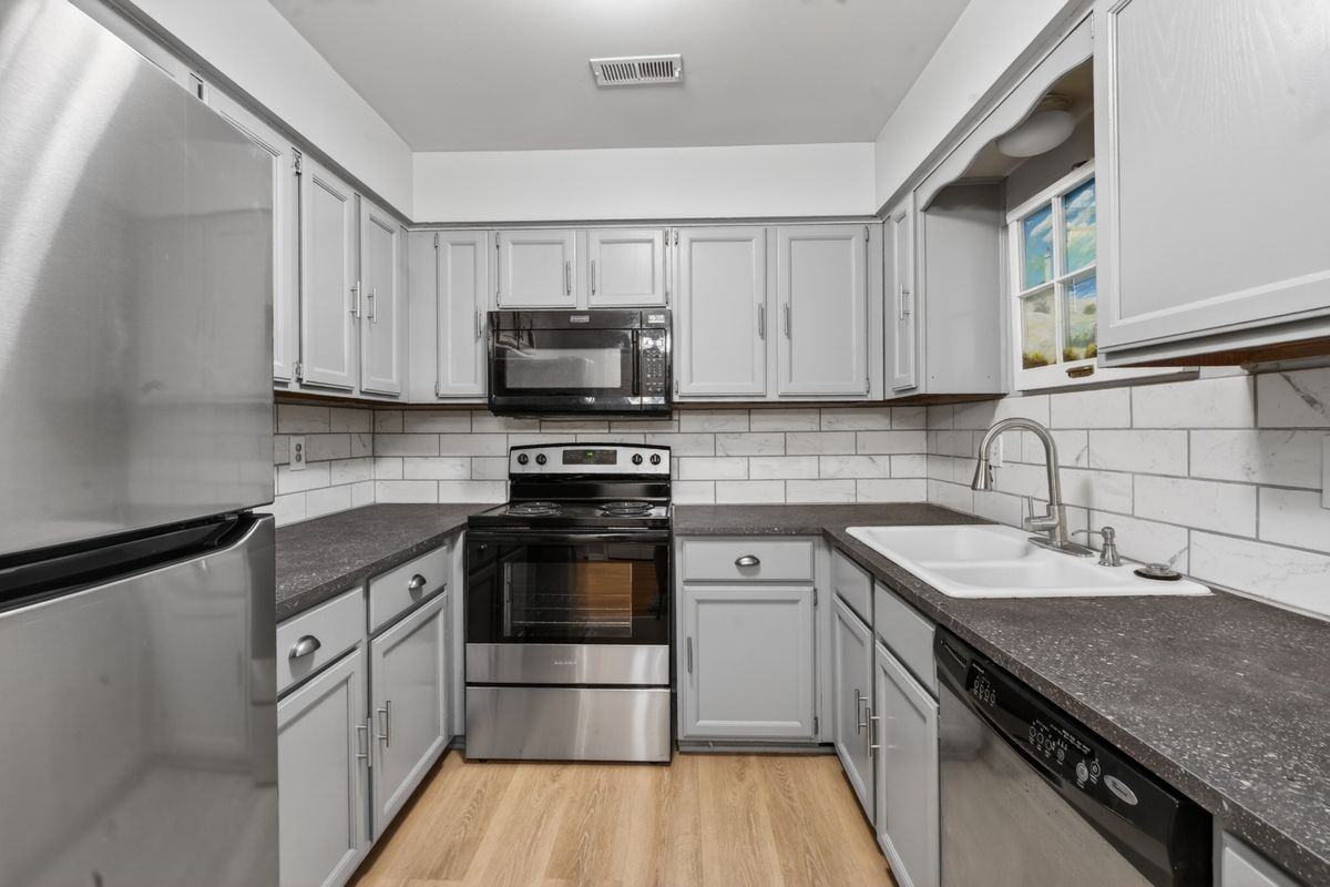 10228 Nancys Blvd - Photo 3 of 33