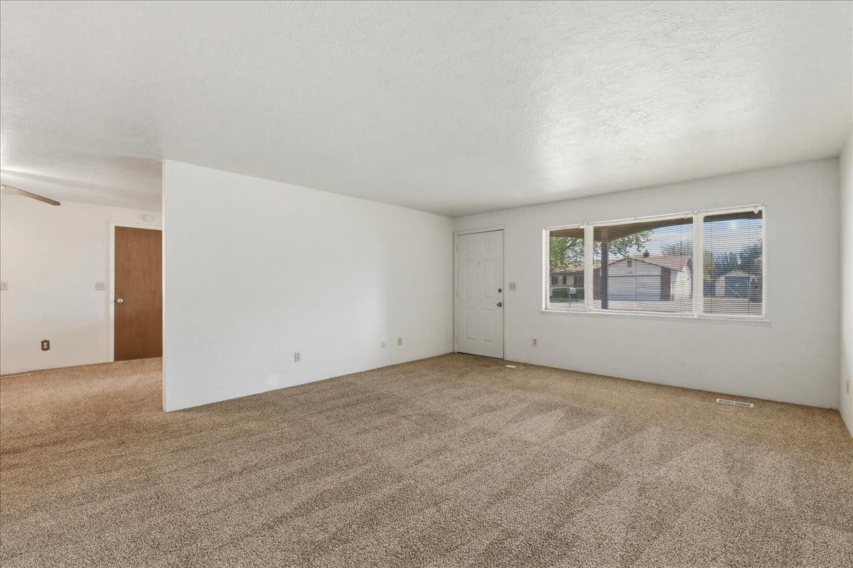117 N Homedale Ave - Photo 2 of 23