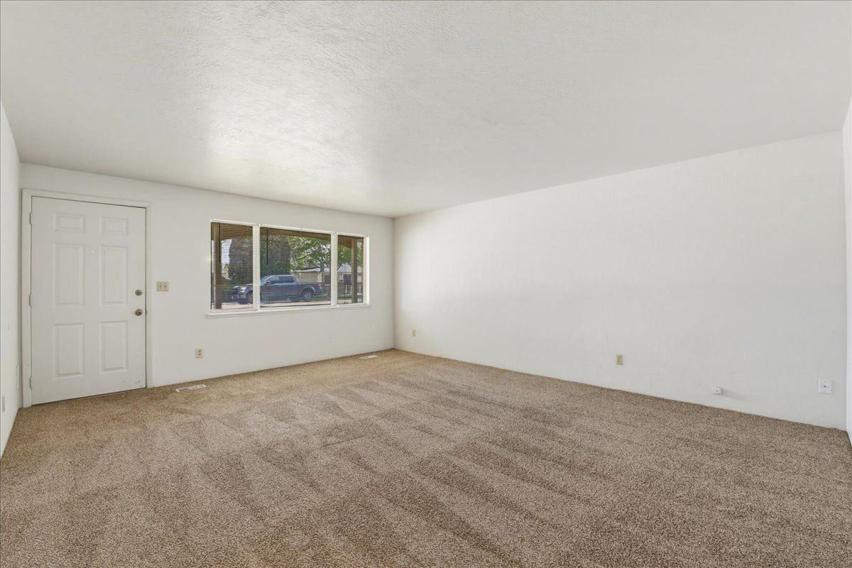 117 N Homedale Ave - Photo 3 of 23