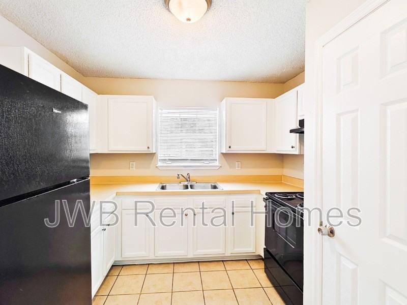 1318 Harrison St - Photo 2 of 11