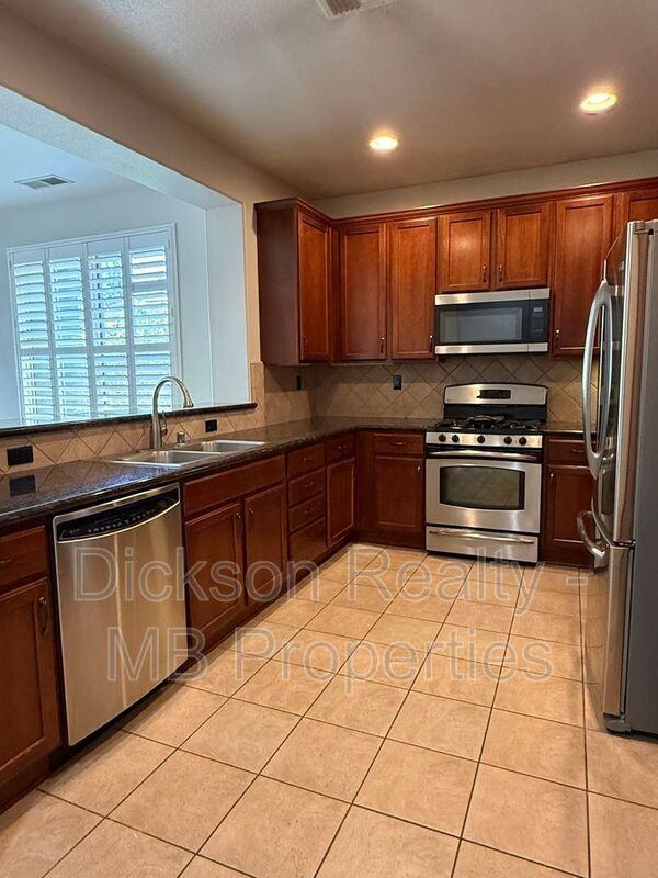 475 Dartmoor Ct - Photo 4 of 27