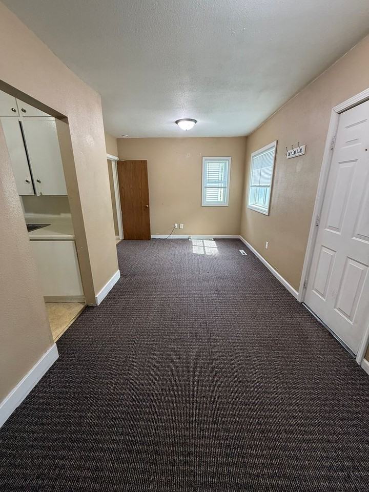 1202 S 20th St - Photo 3 of 9