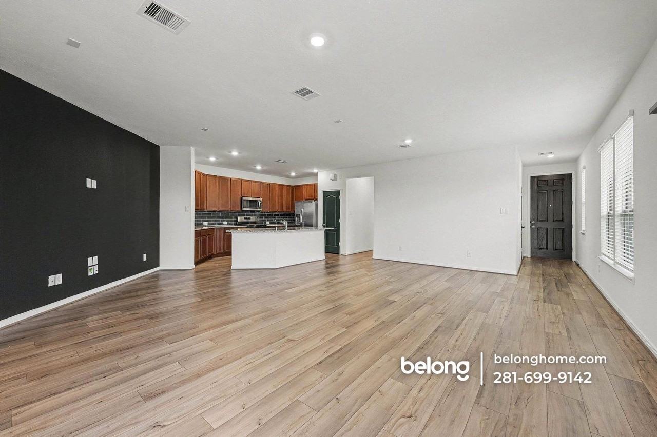 25403 Benroe St - Photo 3 of 15