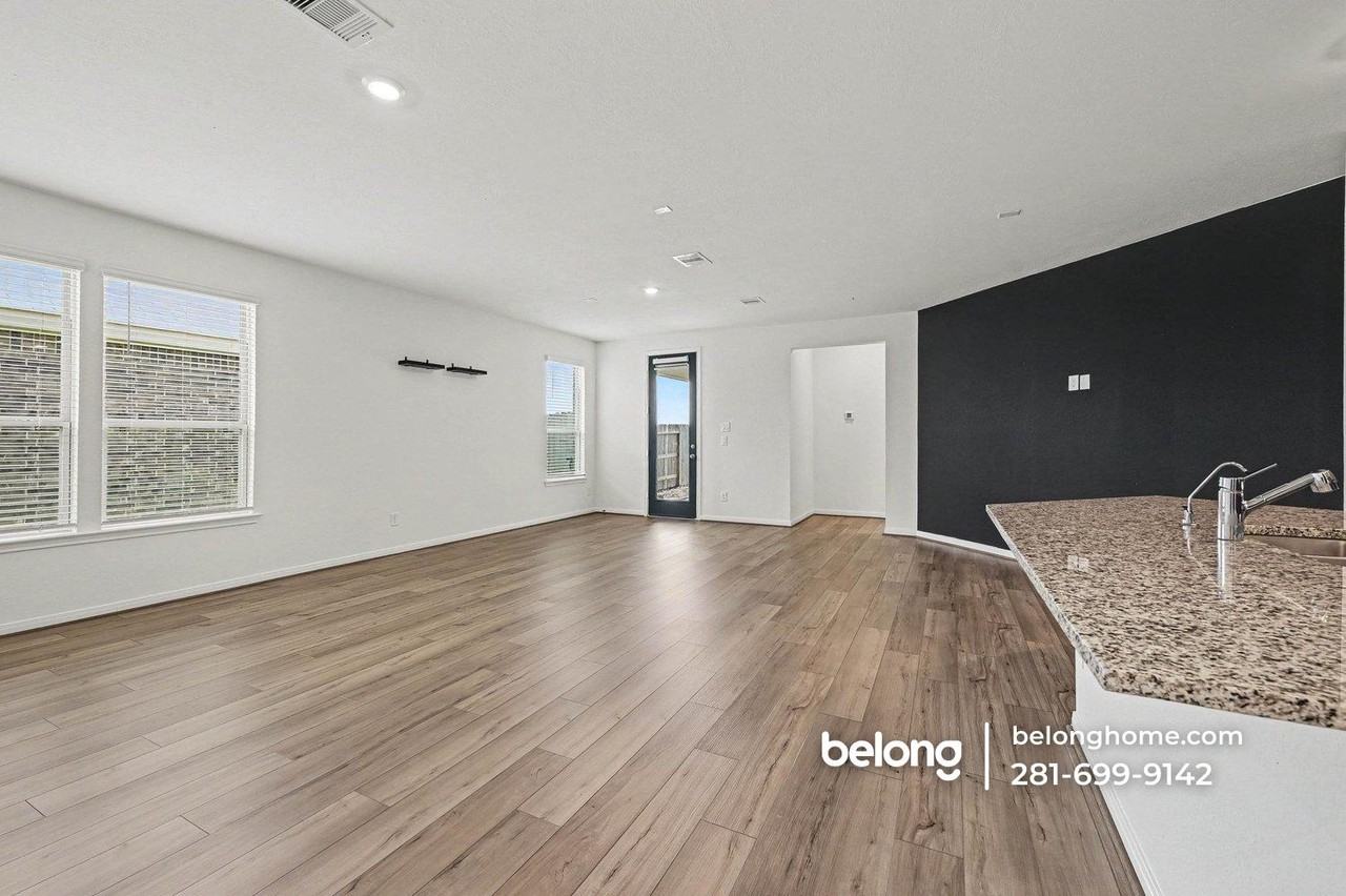 25403 Benroe St - Photo 4 of 15