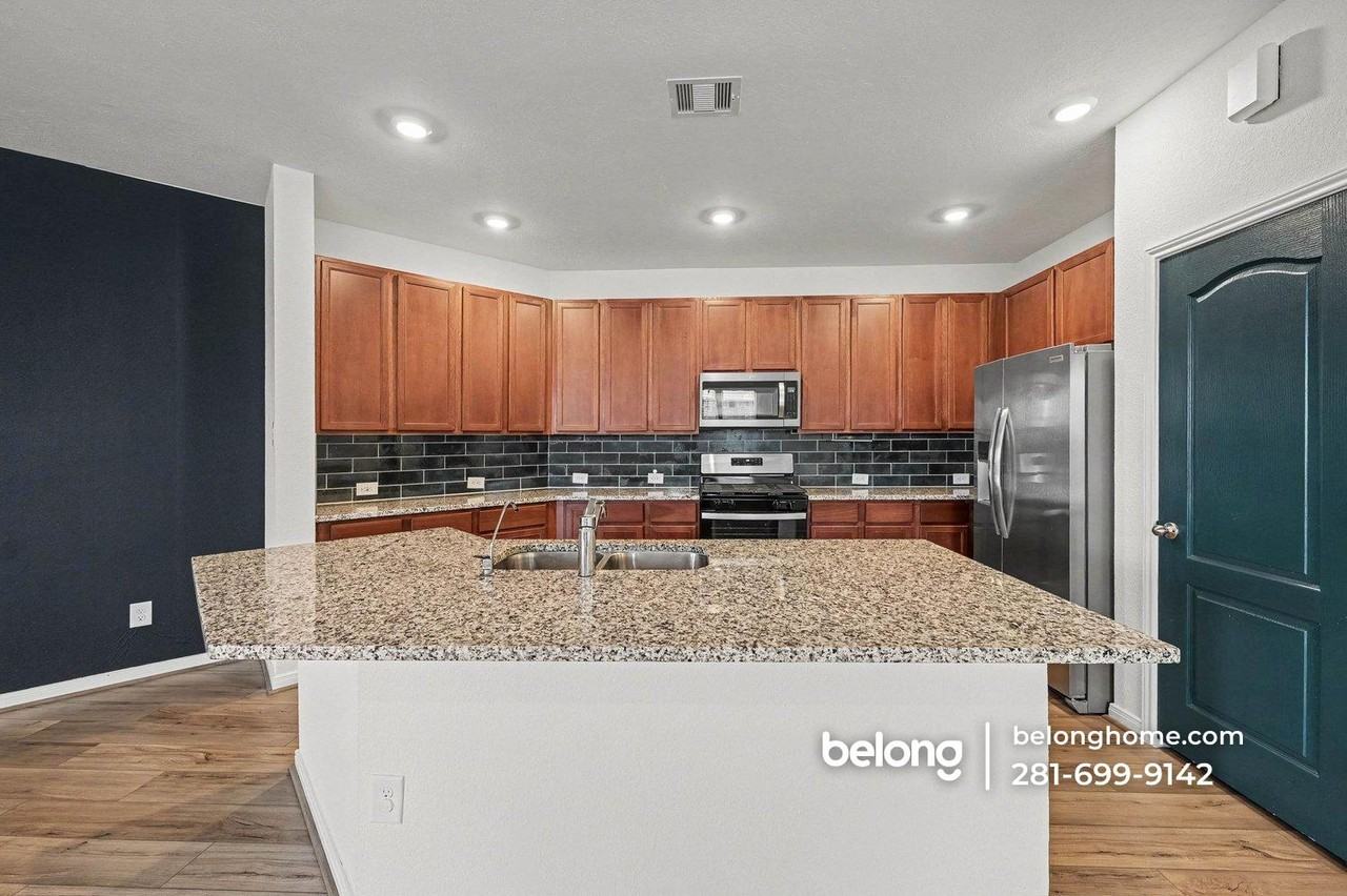 25403 Benroe St - Photo 5 of 15