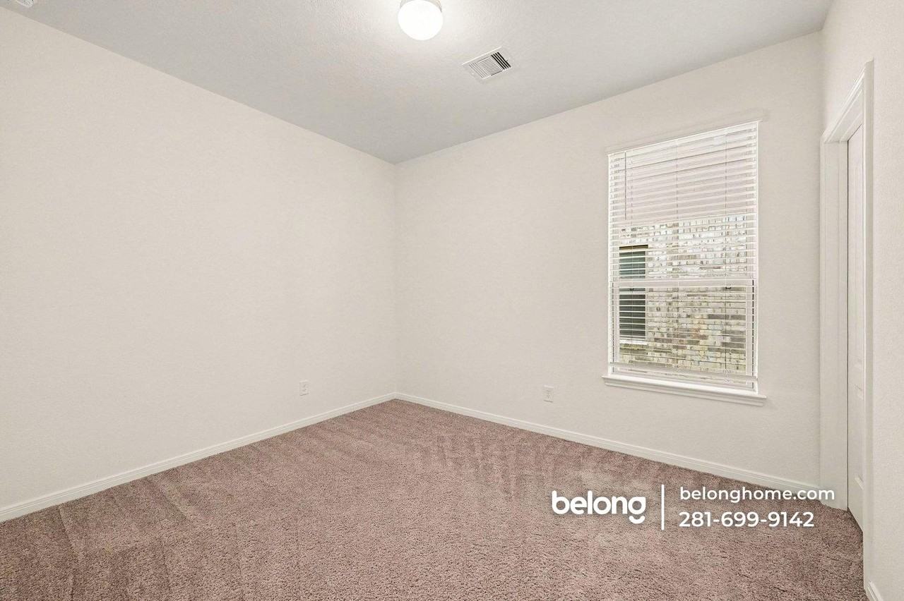 25403 Benroe St - Photo 7 of 15